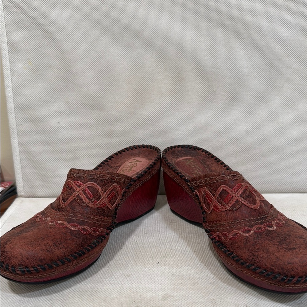 NEW - CLARKS LEATHER MULES CLOGS WITH 2-1/2” HEEL (sz 6) - Picture 5 of 8